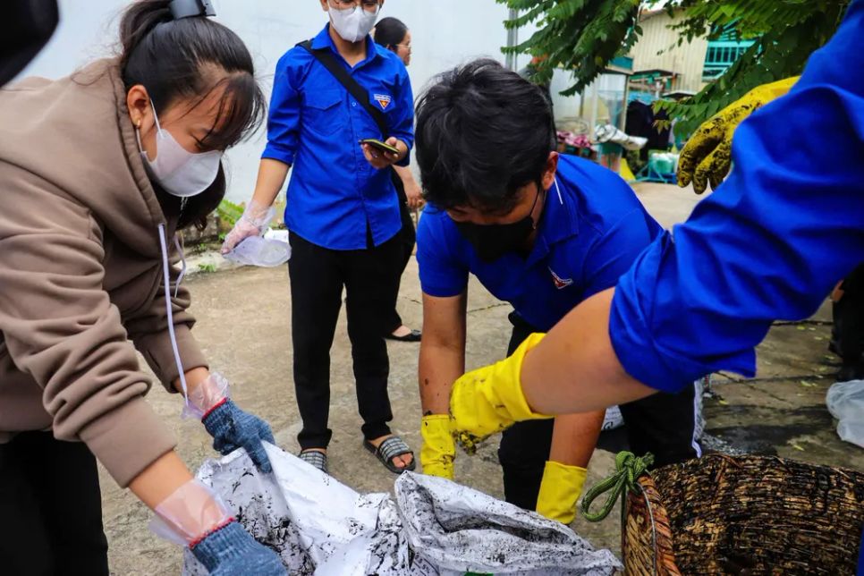 Tình nguyện viên tất bật phân loại rác