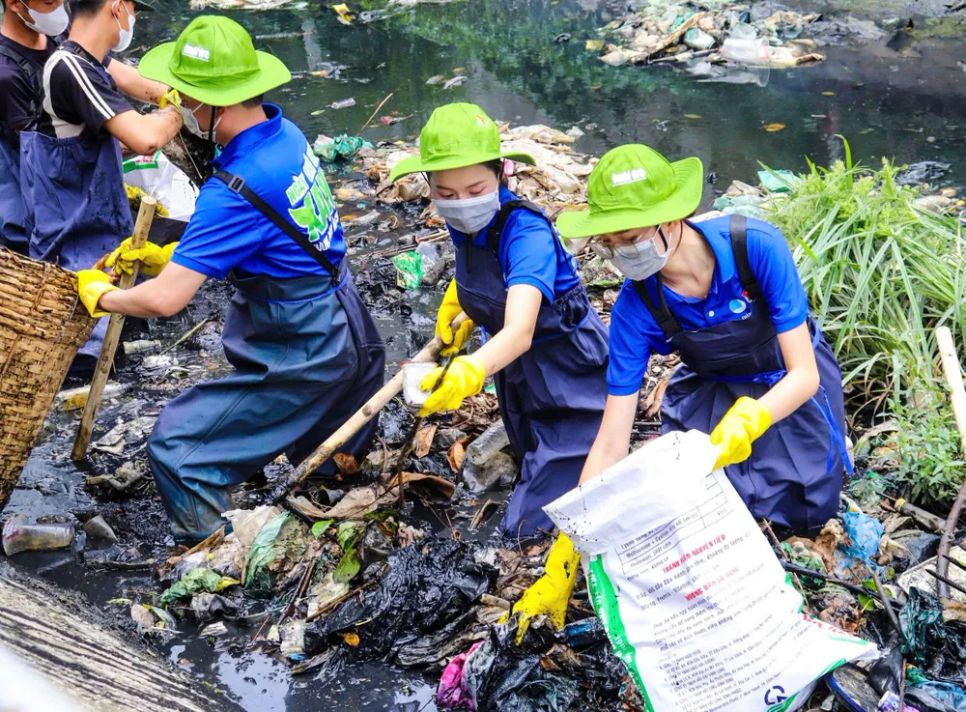 Tuổi trẻ TPHCM chung tay làm sạch kênh rạch