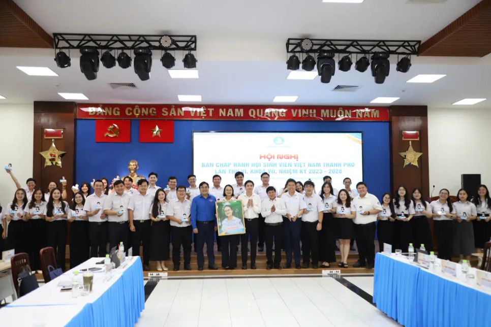 Đại biểu tham dự chụp hình lưu niệm tại chương trình