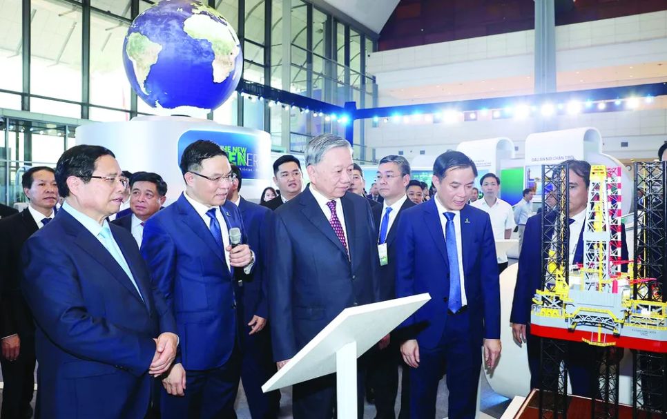 Tổng Bí thư Tô Lâm, Thủ tướng Phạm Minh Chính và các đại biểu tham quan triển lãm thành tựu KH-CN của Petrovietnam, ngày 21-9. Ảnh: TTXVN