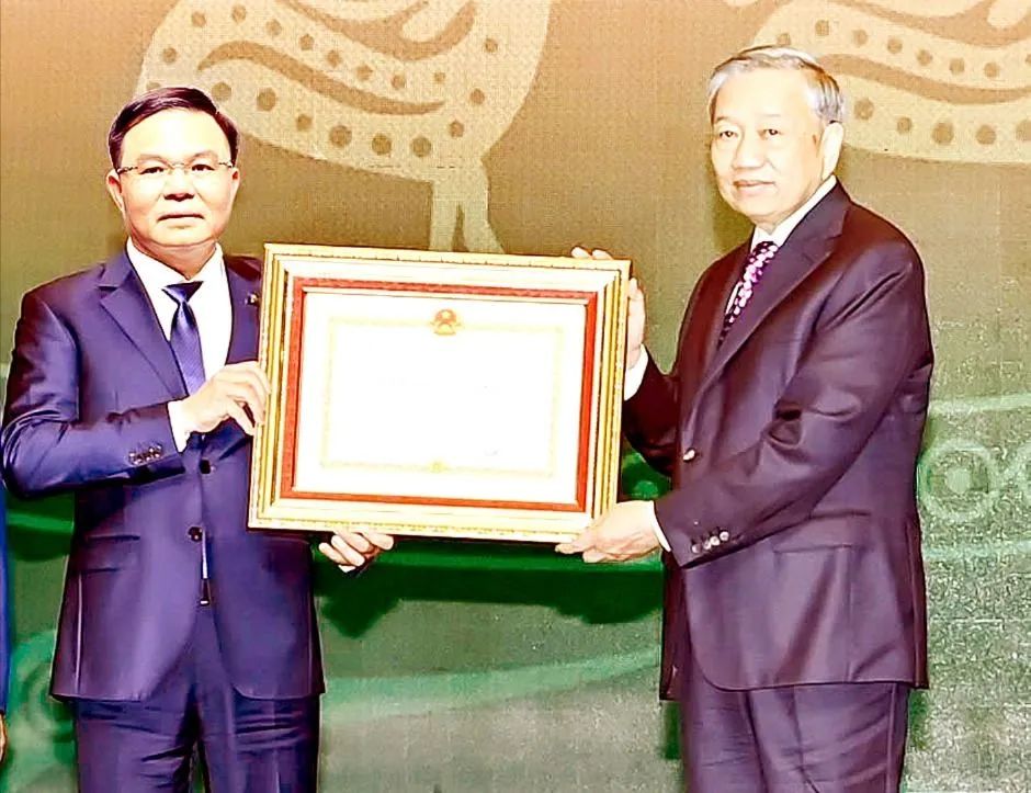 Tổng Bí thư Tô Lâm trao Huân chương Lao động hạng nhất tặng Tập đoàn Công nghiệp - Năng lượng quốc gia Việt Nam, ngày 21-9. Ảnh: TTXVN