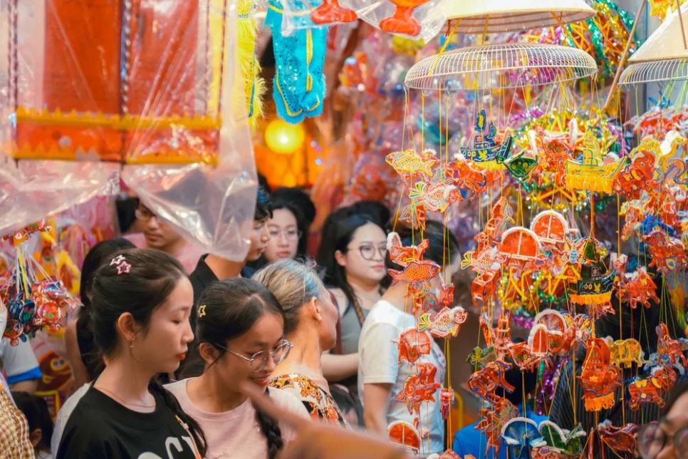 Phố lồng đèn Lương Nhữ Học rực rỡ sắc màu đón Trung thu Phố lồng đèn Lương Nhữ Học rực rỡ sắc màu đón Trung thu