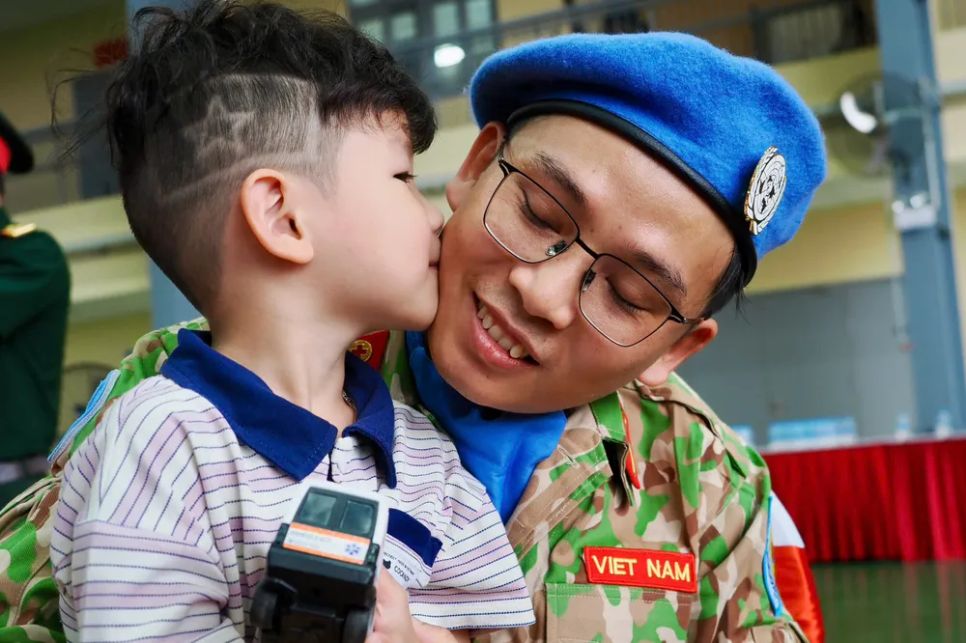 Nụ hôn chào tạm biệt. Ảnh: HOÀNG HÙNG
