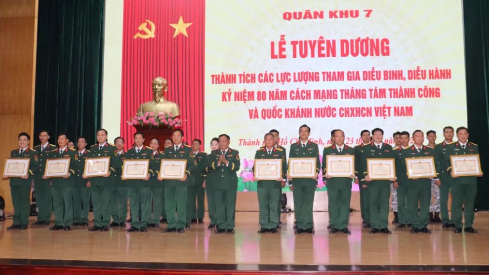 Quân khu 7 tuyên dương các lực lượng tham gia diễu binh, diễu hành A80