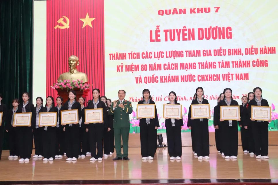 Quân khu 7 tuyên dương các lực lượng tham gia diễu binh, diễu hành A80