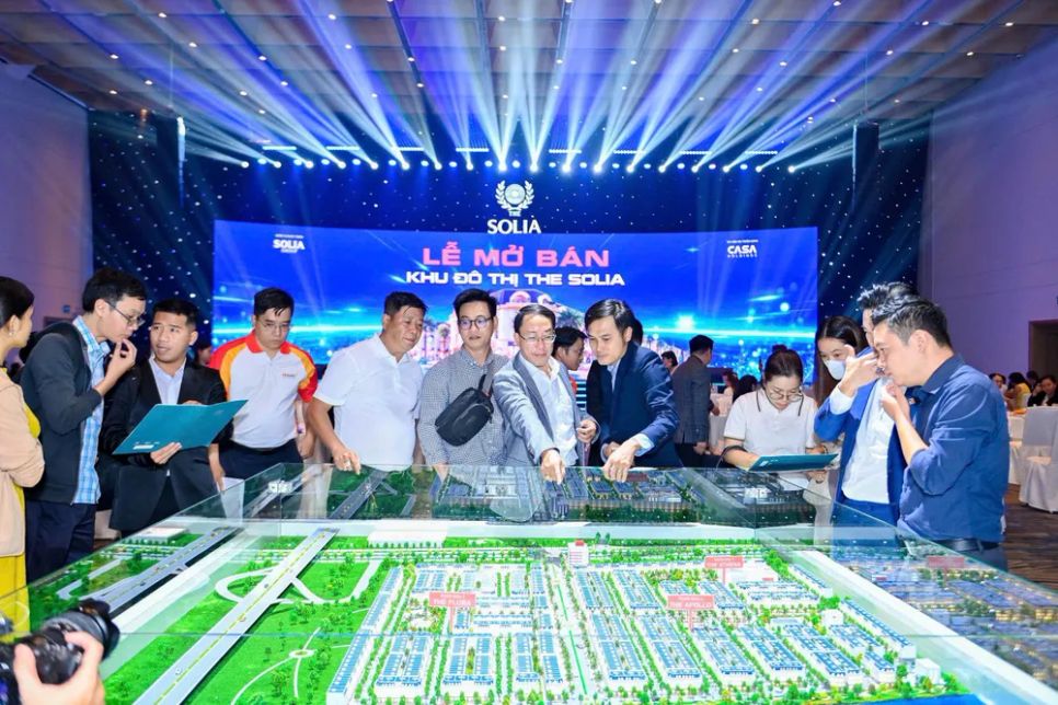 Khách hàng tìm hiểu thông tin tại dự án đất nền The Solia (Long An cũ)