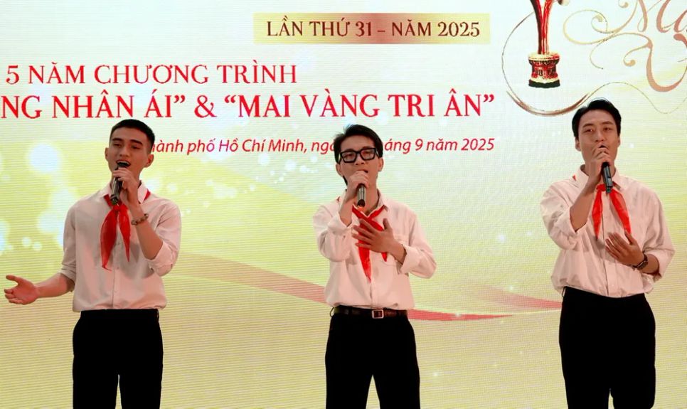 Nhóm ca trẻ biểu diễn ca khúc 