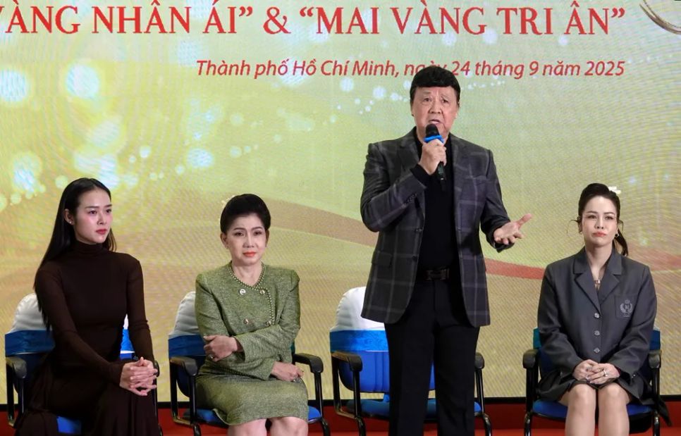 NSƯT Bảo Quốc tâm tình về nghề và Giải Mai Vàng mà ông đã nhận được nhiều lần trong cuộc đời hoạt động nghệ thuật của mình. Ảnh: THÚY BÌNH