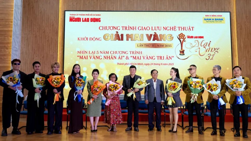 Ông Tô Đình Tuân, Tổng Biên tập Báo Người Lao Động và các nghệ sĩ, nhạc sĩ, ca sĩ tham gia chương trình 