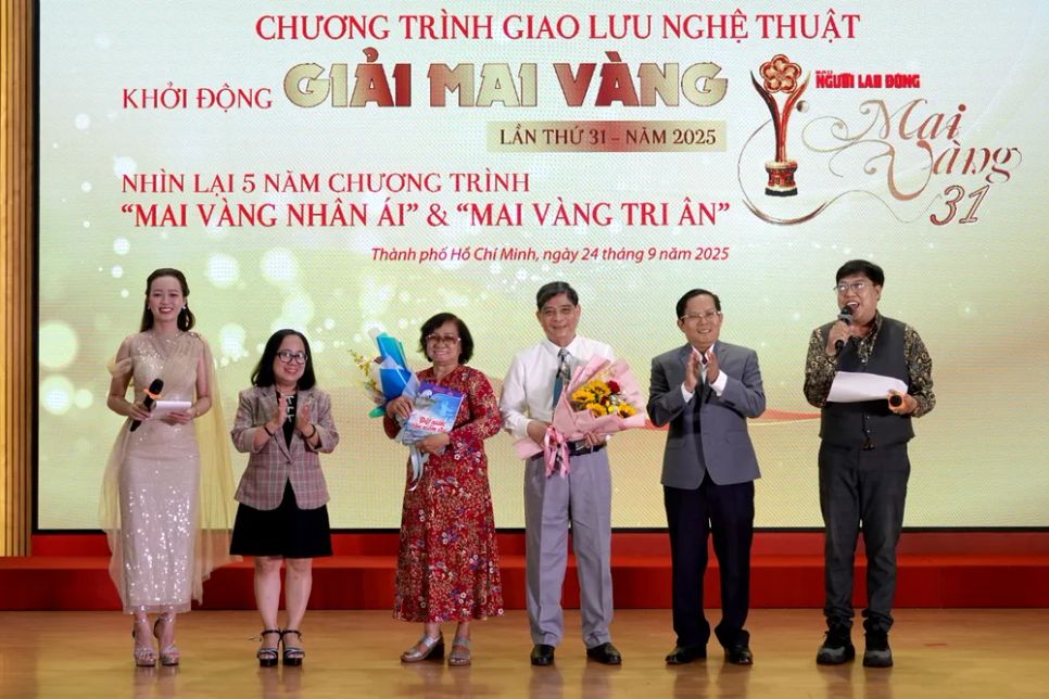 Phó Trưởng Ban Tuyên giáo và Dân vận Thành ủy TPHCM Đinh Thị Thanh Thủy và Tổng Biên tập Báo Người Lao Động Tô Đình Tuân tặng hoa, tập sách nhạc cho NSƯT hát bội Ngọc Khanh và nhạc sĩ Nguyễn Văn Sanh. Ảnh: THÚY BÌNH