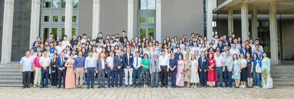 Các giáo sư, đại biểu, nhà khoa học giao lưu, chụp hình lưu niệm tại sự kiện. Ảnh: TRUNG NHÂN