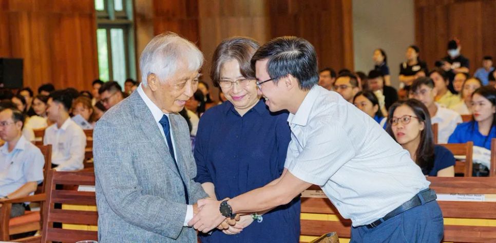 Giáo sư Trần Thanh Vân, Chủ tịch Hội Khoa học Gặp gỡ Việt Nam (trái) thăm hỏi các nhà sinh học tại hội nghị. Ảnh: TRUNG NHÂN