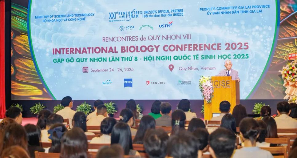 GS Trần Thanh Vân trao đổi với các nhà khoa học tại hội nghị