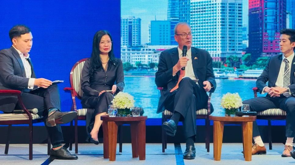 Cuộc thảo luận tại hội thảo. Ảnh: Đình Dư