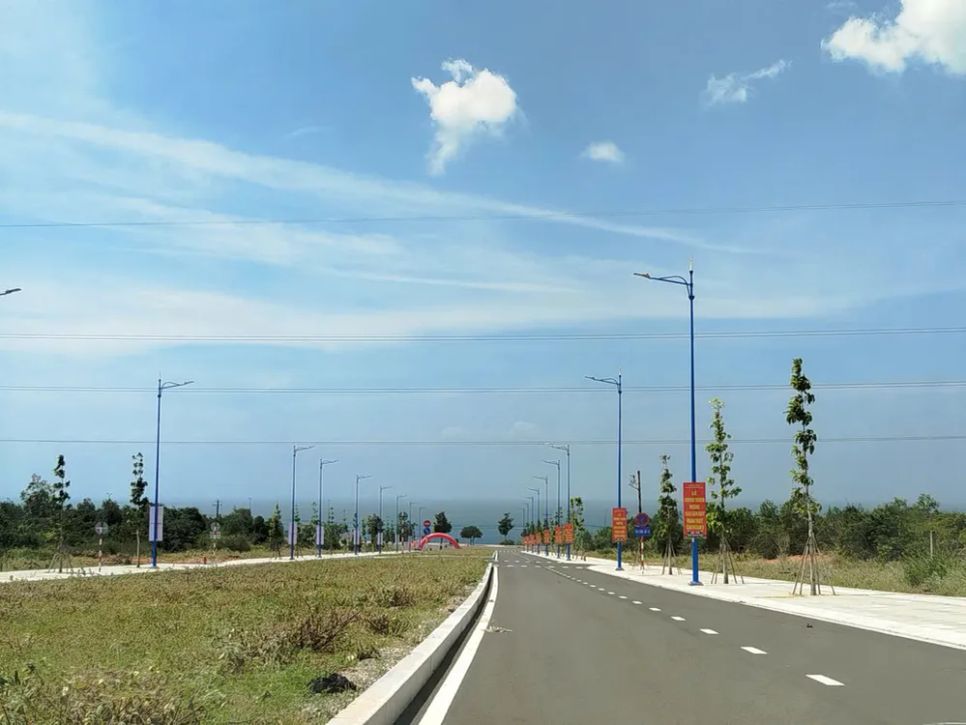 Đường vào dự án Cảng hàng không Phan Thiết. Ảnh: NGUYỄN TIẾN