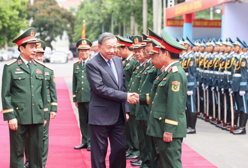 Lãnh đạo Bộ Quốc phòng đón Tổng Bí thư Tô Lâm tới dự đại hội. Ảnh: QUANG PHÚC