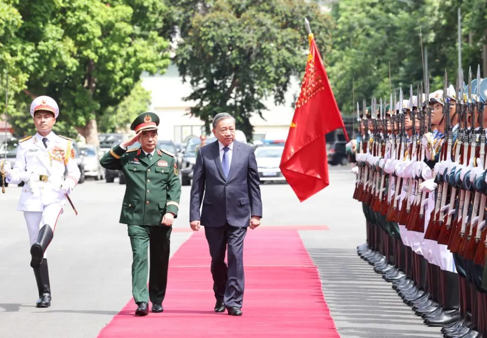 Tổng Bí thư Tô Lâm duyệt đội danh dự Quân đội nhân dân Việt Nam tại đại hội. Ảnh: QUANG PHÚC