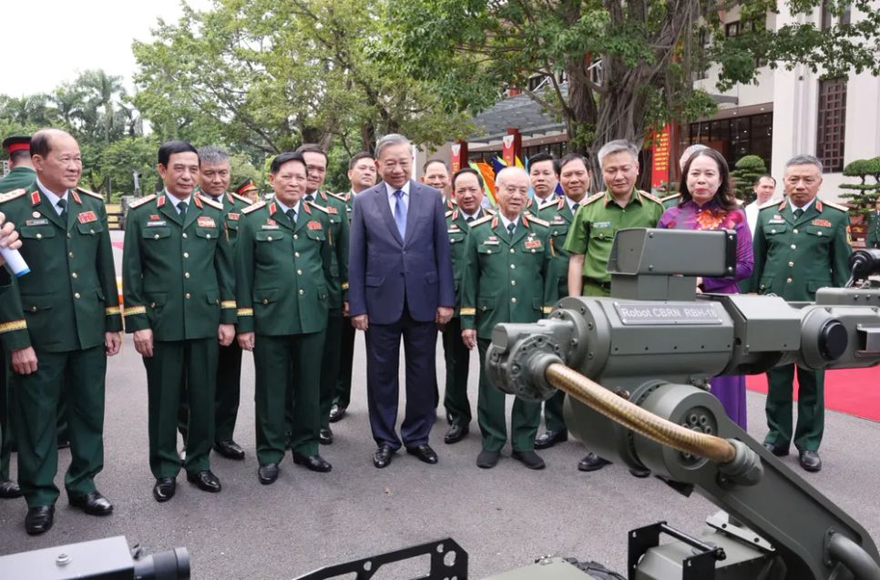 Tổng Bí thư Tô Lâm và các đại biểu tham quan triển lãm trước giờ khai mạc đại hội. Ảnh: QUANG PHÚC