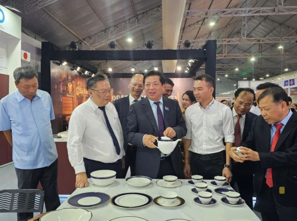 Bộ trưởng Bộ Xây dựng Trần Hồng Minh tham quan gian hàng tham gia triển lãm và trao đổi cùng doanh nghiệp