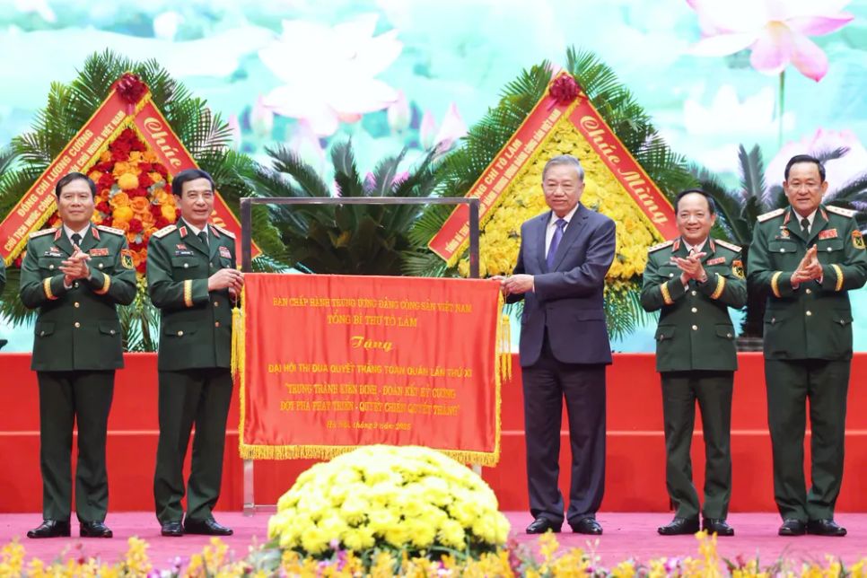 Tổng Bí thư Tô Lâm trao tặng bức trướng cho đại hội. Ảnh QUANG PHÚC