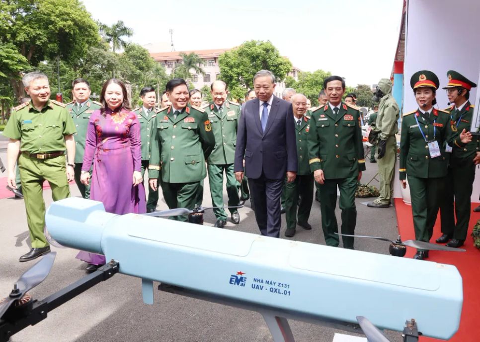 Tổng Bí thư Tô Lâm và các đại biểu tham quan triển lãm tại đại hội. Ảnh: QUANG PHÚC