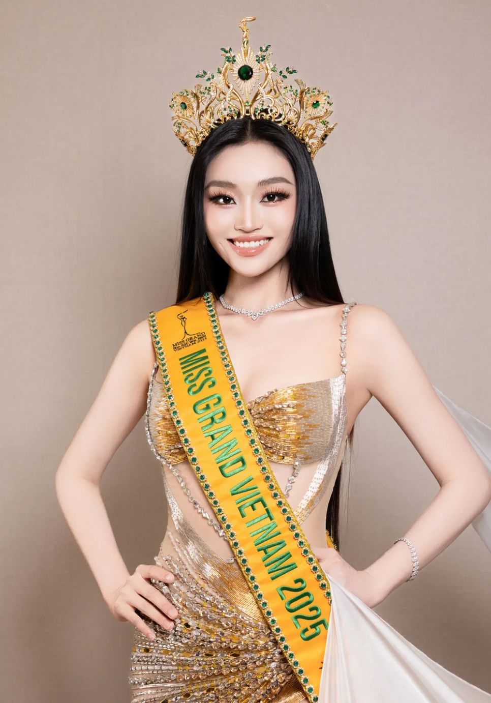 Hoa hậu Yến Nhi mang trang phục “Thăng Long Hội” đến Hoa hậu Hòa bình Thế giới 2025