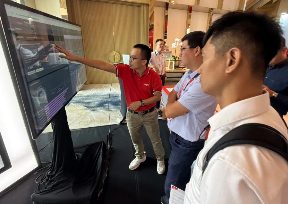 Đại diện Viettel Cyber Security giới thiệu công nghệ an toàn thông tin tại Hội nghị Lãnh đạo cấp cao Công nghệ thông tin và An toàn thông tin 2025 ở TPHCM