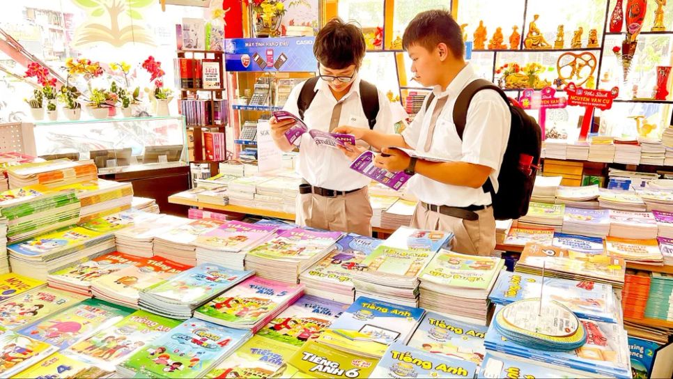 Học sinh mua sách giáo khoa tại Nhà sách Nguyễn Văn Cừ, phường Chợ Quán, TPHCM cho năm học mới. Ảnh: HOÀNG HÙNG
