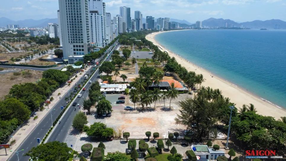Khu vực đất bị thu hồi tại bờ biển Nha Trang. Ảnh: HIẾU GIANG