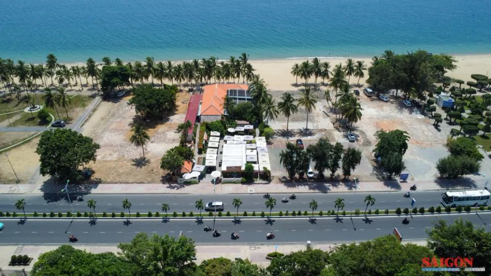 Khu vực đất bị thu hồi tại bờ biển Nha Trang. Ảnh: HIẾU GIANG