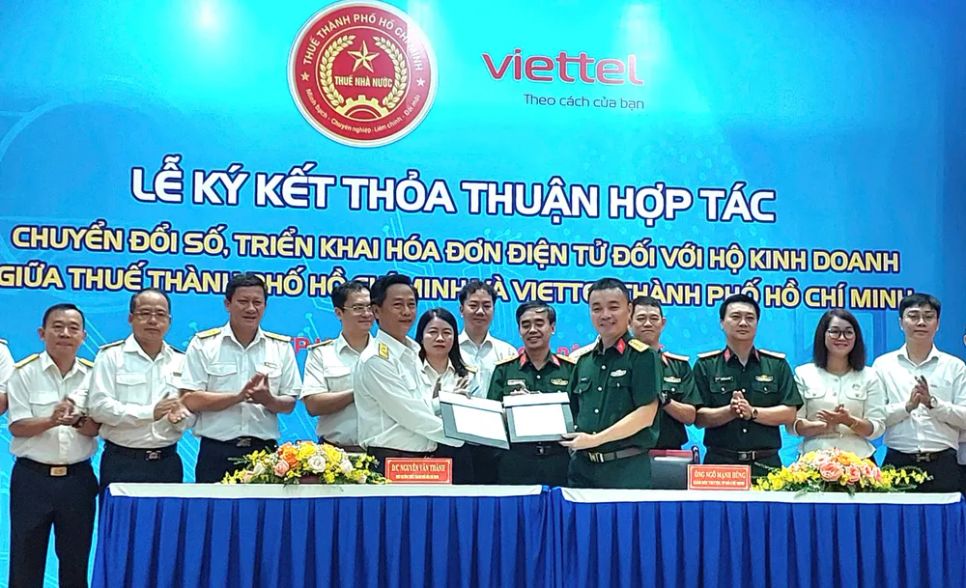 Thuế TPHCM và Viettel TPHCM ký kết hợp tác hỗ trợ hộ kinh doanh. Ảnh: M.HOA