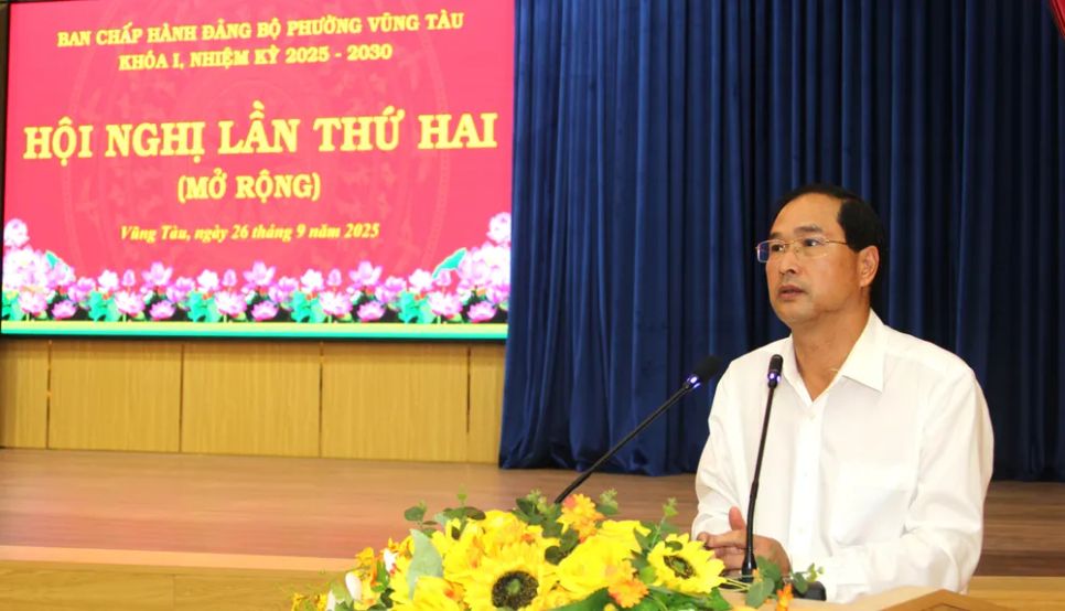Đồng chí Nguyễn Tấn Bản, Bí thư Đảng ủy, Chủ tịch HĐND phường Vũng Tàu, phát biểu tại hội nghị