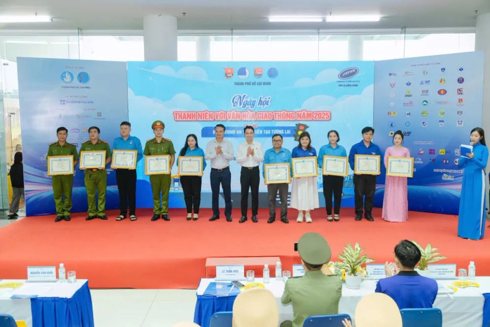 Các cá nhân tiêu biểu nhận bằng khen tại ngày hội Các cá nhân tiêu biểu nhận bằng khen tại ngày hội