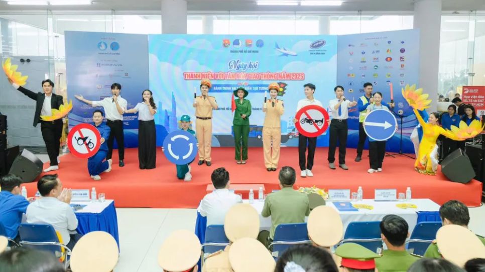 Tiết mục tuyên truyền về an toàn giao thông tại ngày hội Tiết mục tuyên truyền về an toàn giao thông tại ngày hội