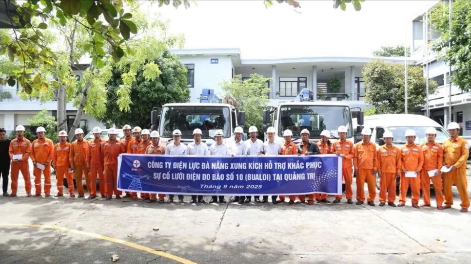 Ngành điện khẩn trương khôi phục lưới điện sau bão số 10