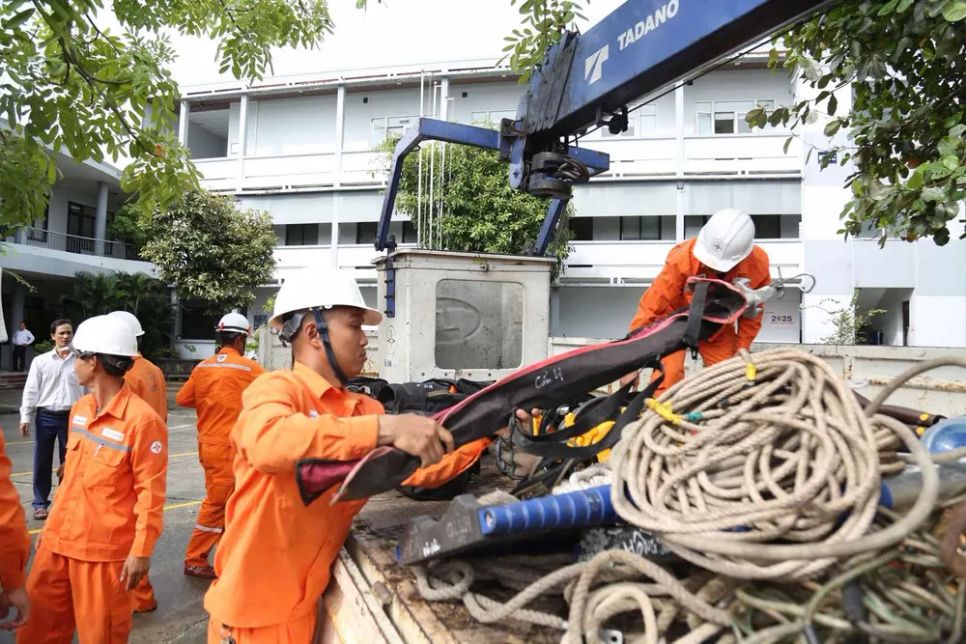 Ngành điện khẩn trương khôi phục lưới điện sau bão số 10