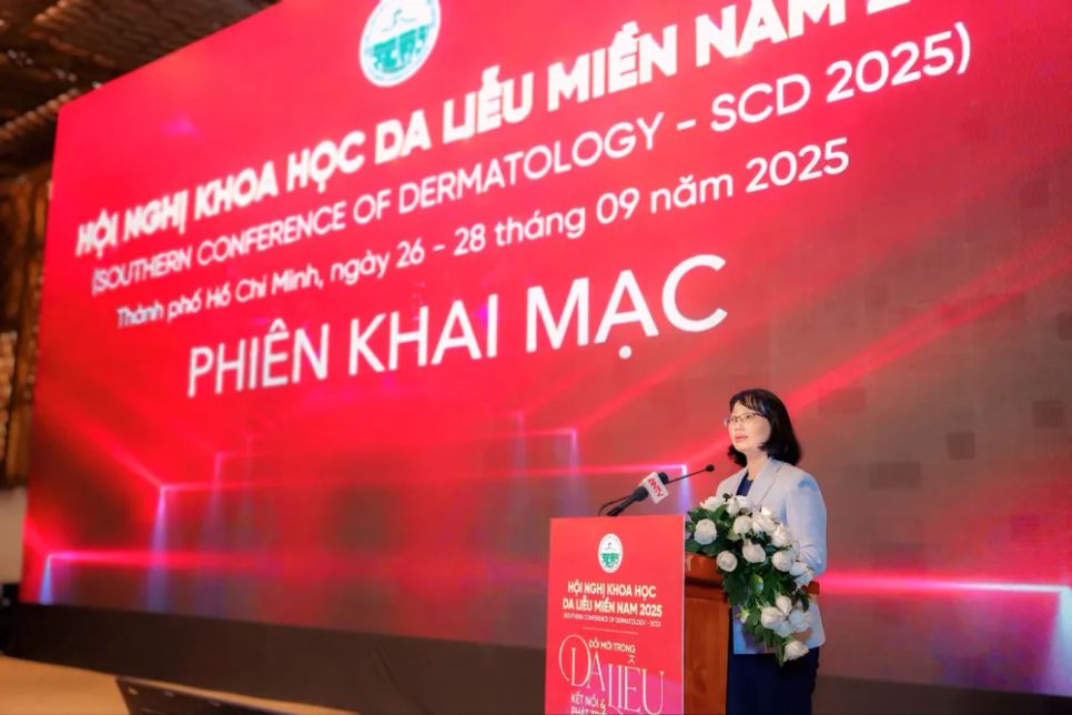 Bà Trần Thị Diệu Thúy, Phó Chủ tịch UBND TPHCM phát biểu tại hội nghị