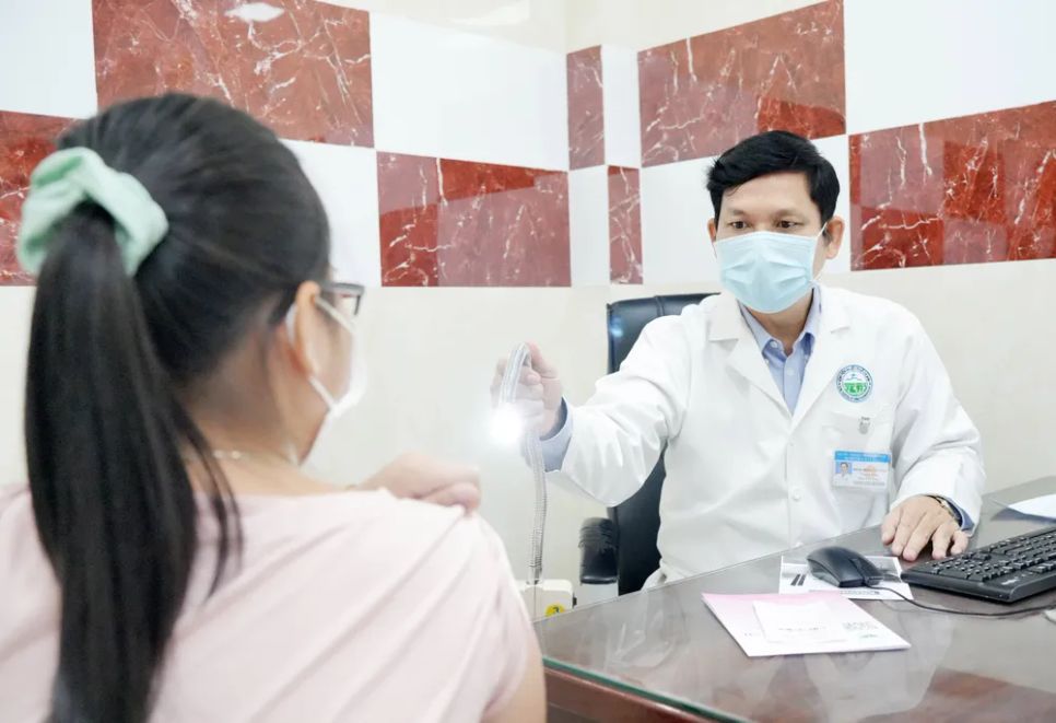 Bác sĩ đang thăm khám cho người bệnh
