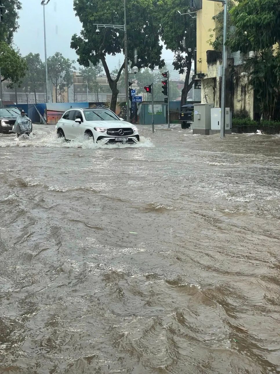 3 thủy điện lớn ở miền Bắc mở 11 cửa xả, Đà Nẵng di dời khẩn 7 ngôi nhà khỏi khu vực sạt lở
