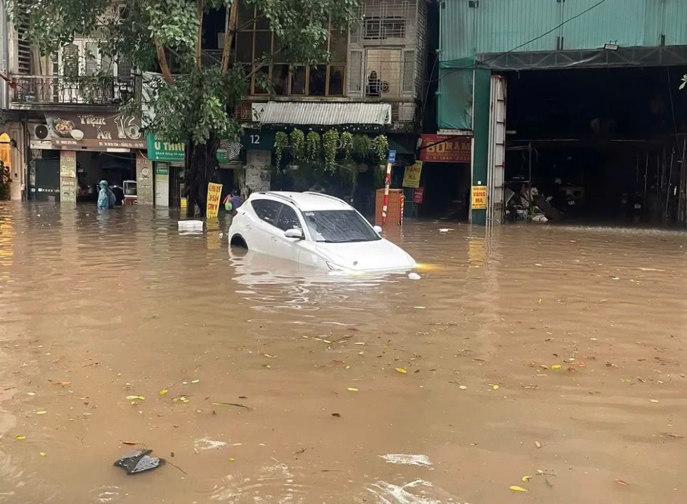 3 thủy điện lớn ở miền Bắc mở 11 cửa xả, Đà Nẵng di dời khẩn 7 ngôi nhà khỏi khu vực sạt lở