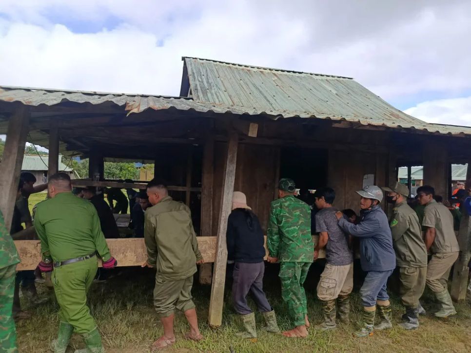 3 thủy điện lớn ở miền Bắc mở 11 cửa xả, Đà Nẵng di dời khẩn 7 ngôi nhà khỏi khu vực sạt lở