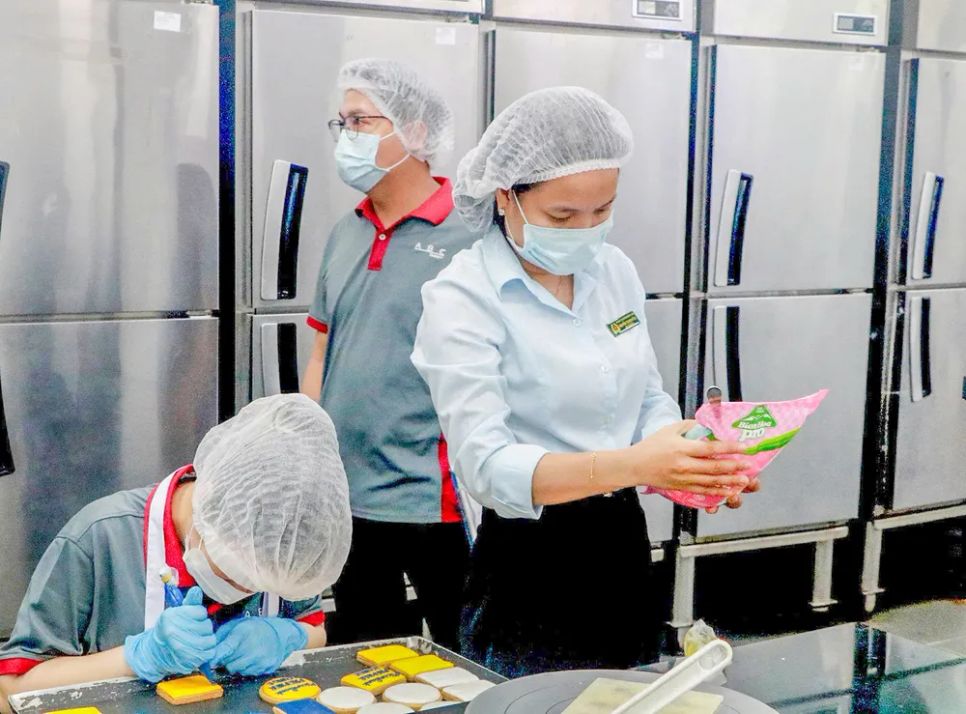 Bà Nguyễn Thị Kim Hồng, Đội trưởng Đội Quản lý An toàn thực phẩm số 1 (Ban Quản lý An toàn thực phẩm TP Đà Nẵng) đang kiểm tra. Ảnh: XUÂN QUỲNH