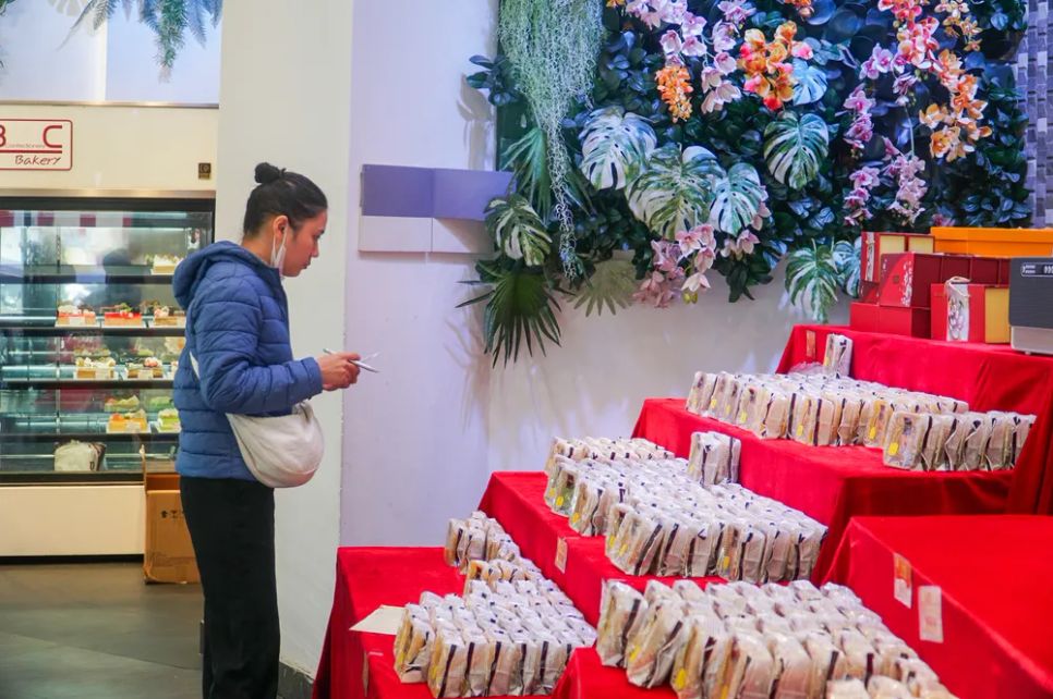 Nơi trưng bày bánh tại cửa hàng ABC Bakery. Ảnh: XUÂN QUỲNH