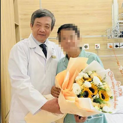 PGS.TS. TTƯT. BS Hồ Thượng Dũng thay mặt Trung tâm tim mạch, Bệnh viện Vinmec Central Park tặng hoa chúc mừng nhà báo – nhà thơ H.D.N.