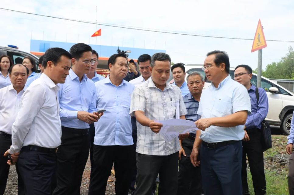 Chủ tịch UBND TPHCM Nguyễn Văn Được kiểm tra khu đất tái định cư các dự án hạ tầng giao thông trên địa bàn xã Nhuận Đức, TPHCM. Ảnh: QUỐC HÙNG
