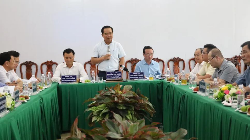 Chủ tịch UBND TPHCM Nguyễn Văn Được làm việc 5 xã có dự án đi qua. Ảnh: QUỐC HÙNG