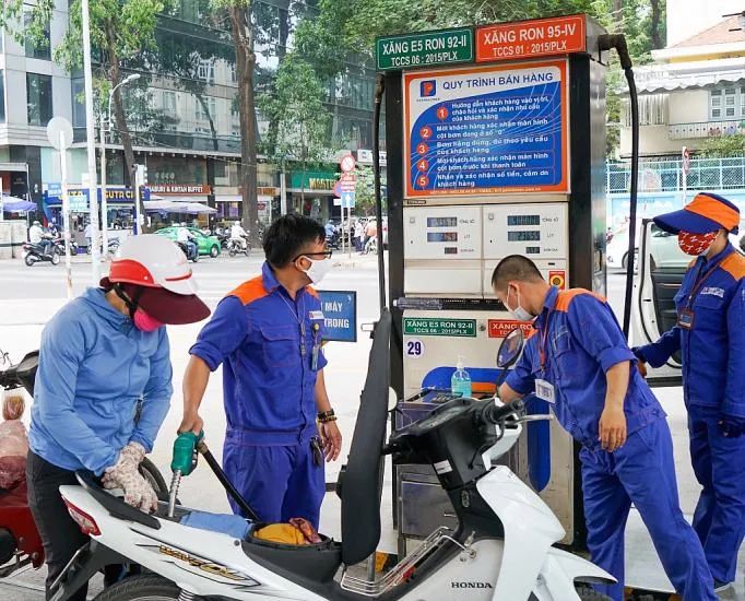 Hiện tại, xăng dầu vẫn đủ cho thị trường. Ảnh: DMS