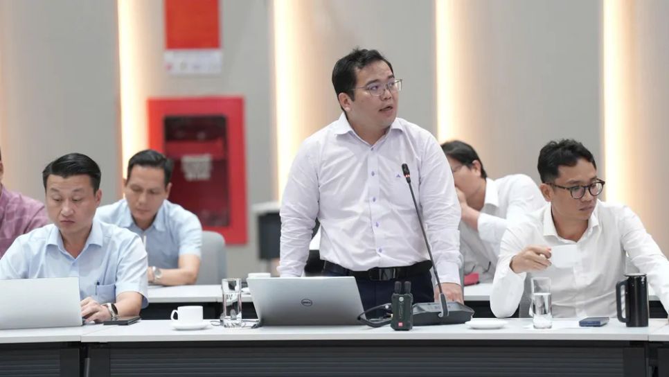 Đại diện Tập đoàn Becamex đã báo cáo dự án đường sắt nhanh kết nối trung tâm TPHCM đến Cái Mép - Bàu Bàng - Cần Thơ