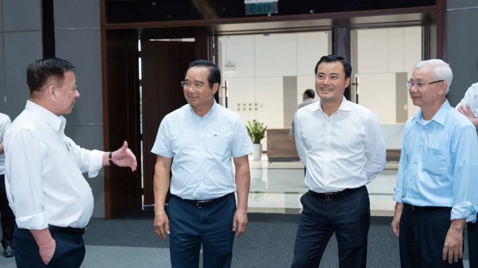 Lãnh đạo UBND TPHCM trao đổi với lãnh đạo Tập đoàn Becamex bên lề buổi làm việc