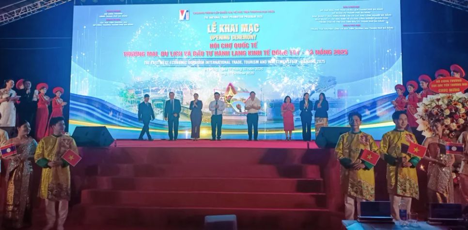 Các đại biểu thực hiện nghi thức khai mạc. Ảnh: XUÂN QUỲNH